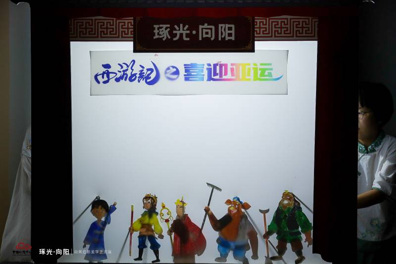 嘉宾参观展览 (4).jpg
